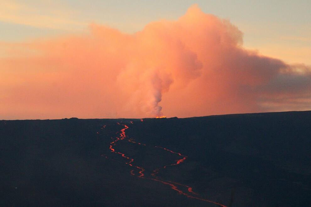 You are currently viewing Mauna Loa Erupts After 38 Year Slumber